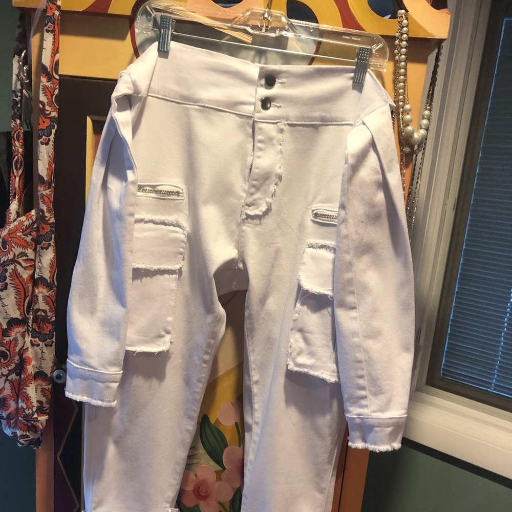 White jeans with self-tie “sleeve belt.” 🤗